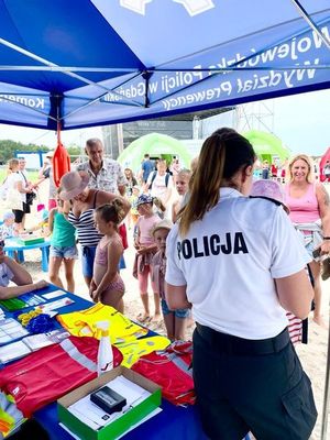 policjanci podczas festynu