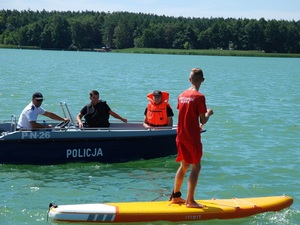 policjanci wspólnie ze strażakami kontrolują kąpieliska