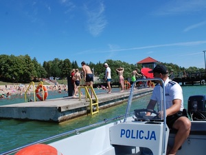 policjanci wspólnie ze strażakami kontrolują kąpieliska