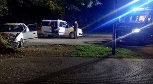 policjanci podczas pracy przy wypadku drogowym