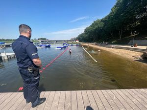 policjanci podczas kontrolo kąpielisk