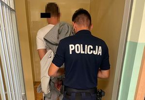 policjanci z zatrzymanym mężczyzną