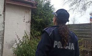 policjanci kontrolują miejsca przebywania osób bezdomnych