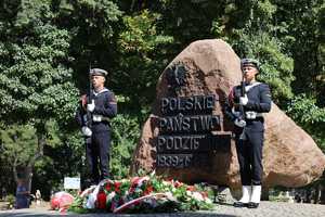 policjanci na obchodach rocznicy wybuchu powstania warszawskiego