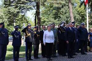 policjanci na obchodach rocznicy wybuchu powstania warszawskiego