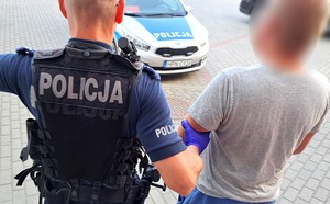 policjanci z zatrzymanym, poszukiwanym mężczyzną