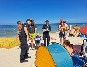policjanci w ramach akcji profilaktycznej na plaży