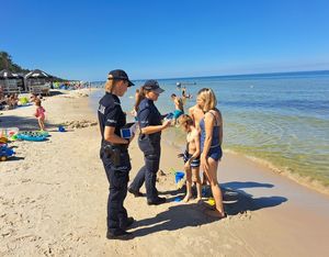 policjanci w ramach akcji profilaktycznej na plaży