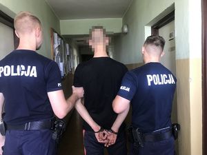 policjanci z zatrzymanymi złodziejami rowerów