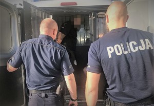 policjanci z zatrzymanymi obywatelami Bułgarii