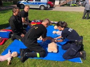 policjanci podczas akcji profilaktycznej