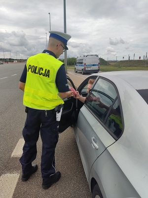 policjant w trakcie działań na autostradzie A1