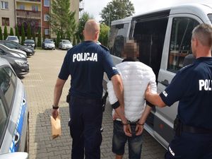 policjanci z zatrzymanym