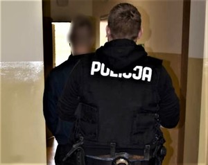 policjant z zatrzymanym sprawcą kradzieży z włamaniem