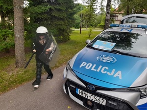 policjanci w trakcie realizacji projektu &quot;Małe miasto&quot;