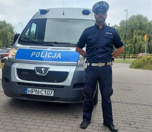 policjant,który pomógł w pilnym dojeździe do szpitala zranionemu mężczyźnie