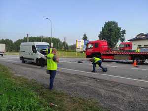 policjanci w trakcie pracy przy tragicznym zdarzeniu drogowym