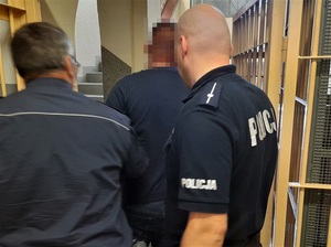 policjanci z zatrzymanym poszukiwanym listem gończym