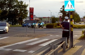 policjant na skrzyżowaniu