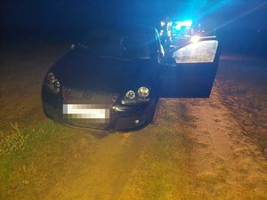 auto, którym kierowca uciekał przez policjantami