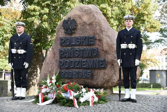 Dzisiaj o godz. 12.00 Wojewoda Pomorski  p. Dariusz Drelich w 83. rocznicę utworzenia Polskiego Państwa Podziemnego i Szarych Szeregów, złożył kwiaty pod Pomnikiem Polskiego Państwa Podziemnego w Gdańsku.