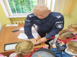 policjanci przyjęli w komisariacie dzieci z przedszkola