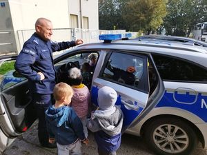 policjanci przyjęli w komisariacie dzieci z przedszkola