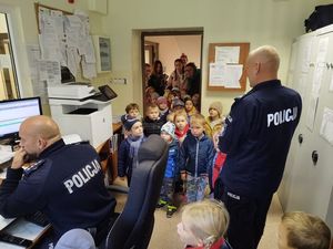 policjanci przyjęli w komisariacie dzieci z przedszkola