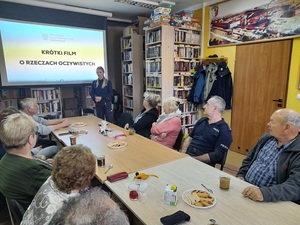 policjantka podczas debaty z mieszkańcami