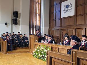 Na zaproszenie Rektora i Senatu Politechniki Gdańskiej Komendant Wojewódzki Policji w Gdańsku nadinsp. Andrzej Łapiński wziął udział w inauguracji rozpoczynającego się roku akademickiego. Podczas ceremonii wystąpił Akademicki Chór PG, wręczono medale i odznaczenia oraz tytuł Osobowości Politechniki Gdańskiej. Wygłoszony wykład inauguracyjny  nosił tytuł „Wpływ rozwoju metod sztucznej inteligencji na życie człowieka”.