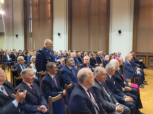 Na zaproszenie Rektora i Senatu Politechniki Gdańskiej Komendant Wojewódzki Policji w Gdańsku nadinsp. Andrzej Łapiński wziął udział w inauguracji rozpoczynającego się roku akademickiego. Podczas ceremonii wystąpił Akademicki Chór PG, wręczono medale i odznaczenia oraz tytuł Osobowości Politechniki Gdańskiej. Wygłoszony wykład inauguracyjny  nosił tytuł „Wpływ rozwoju metod sztucznej inteligencji na życie człowieka”.