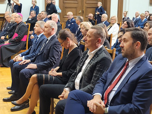 Na zaproszenie Rektora i Senatu Politechniki Gdańskiej Komendant Wojewódzki Policji w Gdańsku nadinsp. Andrzej Łapiński wziął udział w inauguracji rozpoczynającego się roku akademickiego. Podczas ceremonii wystąpił Akademicki Chór PG, wręczono medale i odznaczenia oraz tytuł Osobowości Politechniki Gdańskiej. Wygłoszony wykład inauguracyjny  nosił tytuł „Wpływ rozwoju metod sztucznej inteligencji na życie człowieka”.