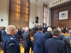 Na zaproszenie Rektora i Senatu Politechniki Gdańskiej Komendant Wojewódzki Policji w Gdańsku nadinsp. Andrzej Łapiński wziął udział w inauguracji rozpoczynającego się roku akademickiego. Podczas ceremonii wystąpił Akademicki Chór PG, wręczono medale i odznaczenia oraz tytuł Osobowości Politechniki Gdańskiej. Wygłoszony wykład inauguracyjny  nosił tytuł „Wpływ rozwoju metod sztucznej inteligencji na życie człowieka”.