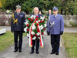 Komendant Wojewódzki Policji w Gdańsku nadinsp. Andrzej Łapiński  asystował dziś Wojewodzie Pomorskiemu w uroczystych obchodach 83. rocznicy rozstrzelania Obrońców Poczty Polskiej w Gdańsku. Wiązanki kwiatów złożono przy pomniku - mogile Obrońców Poczty Polskiej w Gdańsku- Zaspie  oraz pod Pomnikiem Obrońców Poczty Polskiej na placu Poczty Polskiej w Gdańsku.