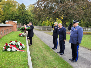 Komendant Wojewódzki Policji w Gdańsku nadinsp. Andrzej Łapiński  asystował dziś Wojewodzie Pomorskiemu w uroczystych obchodach 83. rocznicy rozstrzelania Obrońców Poczty Polskiej w Gdańsku. Wiązanki kwiatów złożono przy pomniku - mogile Obrońców Poczty Polskiej w Gdańsku- Zaspie  oraz pod Pomnikiem Obrońców Poczty Polskiej na placu Poczty Polskiej w Gdańsku.