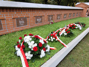 Komendant Wojewódzki Policji w Gdańsku nadinsp. Andrzej Łapiński  asystował dziś Wojewodzie Pomorskiemu w uroczystych obchodach 83. rocznicy rozstrzelania Obrońców Poczty Polskiej w Gdańsku. Wiązanki kwiatów złożono przy pomniku - mogile Obrońców Poczty Polskiej w Gdańsku- Zaspie  oraz pod Pomnikiem Obrońców Poczty Polskiej na placu Poczty Polskiej w Gdańsku.