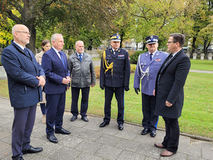 Komendant Wojewódzki Policji w Gdańsku nadinsp. Andrzej Łapiński  asystował dziś Wojewodzie Pomorskiemu w uroczystych obchodach 83. rocznicy rozstrzelania Obrońców Poczty Polskiej w Gdańsku. Wiązanki kwiatów złożono przy pomniku - mogile Obrońców Poczty Polskiej w Gdańsku- Zaspie  oraz pod Pomnikiem Obrońców Poczty Polskiej na placu Poczty Polskiej w Gdańsku.