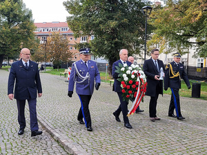 Komendant Wojewódzki Policji w Gdańsku nadinsp. Andrzej Łapiński  asystował dziś Wojewodzie Pomorskiemu w uroczystych obchodach 83. rocznicy rozstrzelania Obrońców Poczty Polskiej w Gdańsku. Wiązanki kwiatów złożono przy pomniku - mogile Obrońców Poczty Polskiej w Gdańsku- Zaspie  oraz pod Pomnikiem Obrońców Poczty Polskiej na placu Poczty Polskiej w Gdańsku.