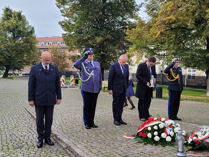 Komendant Wojewódzki Policji w Gdańsku nadinsp. Andrzej Łapiński  asystował dziś Wojewodzie Pomorskiemu w uroczystych obchodach 83. rocznicy rozstrzelania Obrońców Poczty Polskiej w Gdańsku. Wiązanki kwiatów złożono przy pomniku - mogile Obrońców Poczty Polskiej w Gdańsku- Zaspie  oraz pod Pomnikiem Obrońców Poczty Polskiej na placu Poczty Polskiej w Gdańsku.