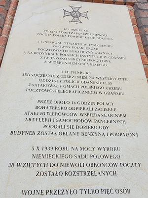 Komendant Wojewódzki Policji w Gdańsku nadinsp. Andrzej Łapiński  asystował dziś Wojewodzie Pomorskiemu w uroczystych obchodach 83. rocznicy rozstrzelania Obrońców Poczty Polskiej w Gdańsku. Wiązanki kwiatów złożono przy pomniku - mogile Obrońców Poczty Polskiej w Gdańsku- Zaspie  oraz pod Pomnikiem Obrońców Poczty Polskiej na placu Poczty Polskiej w Gdańsku.