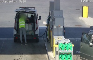zdjęcie z momentu kradzieży paliwa