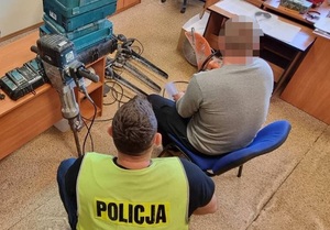 policjanci z odzyskanym kradzionym sprzętem