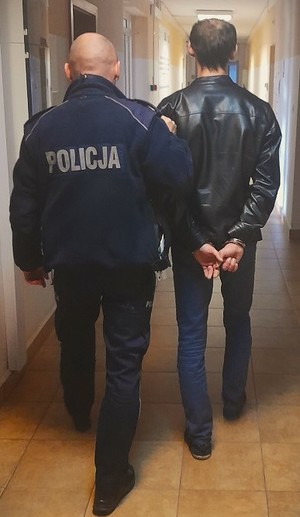 policjant z zatrzymanym