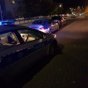 policjanci na miejscu kontroli drogowej