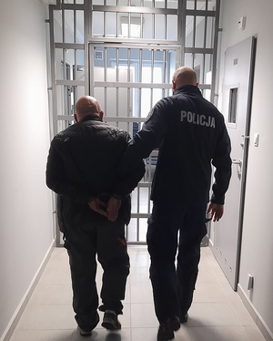 policjant z zatrzymanym mężczyzną