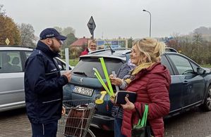 policjanci rozdawali odblaski