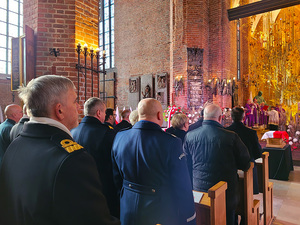 Dzisiaj, z udziałem Prezydenta RP Andrzeja Dudy, odbyły się uroczystości pogrzebowe Obrońców Westerplatte. Szczątki dziewięciu obrońców Westerplatte oraz ich dowódcy majora Henryka Sucharskiego spoczęły na nowym cmentarzu Żołnierzy Wojska Polskiego na Westerplatte.