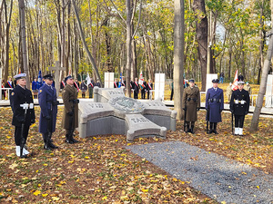 Dzisiaj, z udziałem Prezydenta RP Andrzeja Dudy, odbyły się uroczystości pogrzebowe Obrońców Westerplatte. Szczątki dziewięciu obrońców Westerplatte oraz ich dowódcy majora Henryka Sucharskiego spoczęły na nowym cmentarzu Żołnierzy Wojska Polskiego na Westerplatte.