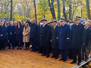 Dzisiaj, z udziałem Prezydenta RP Andrzeja Dudy, odbyły się uroczystości pogrzebowe Obrońców Westerplatte. Szczątki dziewięciu obrońców Westerplatte oraz ich dowódcy majora Henryka Sucharskiego spoczęły na nowym cmentarzu Żołnierzy Wojska Polskiego na Westerplatte.