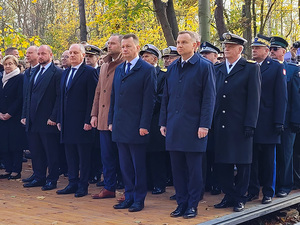 Dzisiaj, z udziałem Prezydenta RP Andrzeja Dudy, odbyły się uroczystości pogrzebowe Obrońców Westerplatte. Szczątki dziewięciu obrońców Westerplatte oraz ich dowódcy majora Henryka Sucharskiego spoczęły na nowym cmentarzu Żołnierzy Wojska Polskiego na Westerplatte.